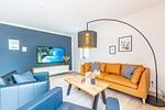 Wohnzimmer mit Couch und TV - Wohnung 03 - Top-Hundeurlaub