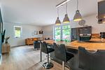 Küche mit Blick auf Wohnzimmer - Wohnung 03 - Top-Hundeurlaub