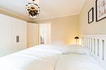erstes Schlafzimmer mit Doppelbett und Kleiderschrank - Wohnung 03 - Top-Hundeurlaub
