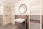 Badezimmer mit Waschbecken und Dusche - Wohnung 03 - Top-Hundeurlaub