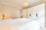 erstes Schlafzimmer mit Doppelbett und Kleiderschrank - Wohnung 06 - Top-Hundeurlaub