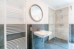 Badezimmer mit Waschbecken und Dusche - Wohnung 06 - Top-Hundeurlaub