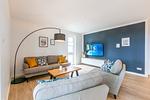 Wohnzimmer mit Couch und TV - Wohnung 04 - Top-Hundeurlaub