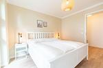 erstes Schlafzimmer mit Doppelbett - Wohnung 04 - Top-Hundeurlaub