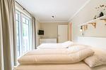 zweites Schlafzimmer mit TV und Kommode - Wohnung 04 - Top-Hundeurlaub
