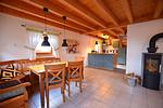 Wohnzimmer - Bunte Kuh -  Feriendorf Via Claudia Haus 52 - Top-Hundeurlaub