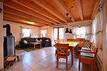 Wohnzimmer - Bunte Kuh -  Feriendorf Via Claudia Haus 52 - Top-Hundeurlaub