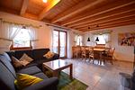 Wohnzimmer - Bunte Kuh -  Feriendorf Via Claudia Haus 52 - Top-Hundeurlaub