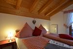Schlafzimmer - Bunte Kuh -  Feriendorf Via Claudia Haus 52 - Top-Hundeurlaub