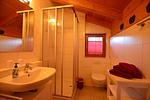 Badezimmer - Bunte Kuh -  Feriendorf Via Claudia Haus 52 - Top-Hundeurlaub