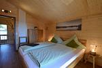 Schlafzimmer - Waldromantik - Feriendorf Via Claudia Haus 75 - Top-Hundeurlaub