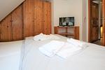 gemütliches Doppelbett mit TV - Gmelinstraße 19 d - Top-Hundeurlaub