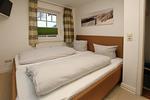 Schlafzimmer mit Doppelbett - Rungholtstraße 6, Whg. 2 - Top-Hundeurlaub