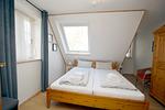 Schlafzimmer mit Doppelbett - Gmelinstraße 17 d - Top-Hundeurlaub
