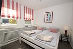 Schlafzimmer 1 mit Doppelbett - Sandwall 2, Whg. 4 - Top-Hundeurlaub