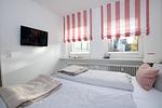 Schlafzimmer 1 mit TV - Sandwall 2, Whg. 4 - Top-Hundeurlaub