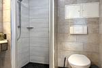 Dusche und WC im Badezimmer - Wohnung 070 - EG - Top-Hundeurlaub