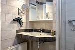 Badezimmer mit Waschbecken und Spiegel - Wohnung 070 - EG - Top-Hundeurlaub