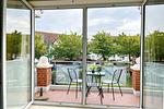 Blick vom Wohnzimmer zum Balkon - Wohnung 070 - OG - Top-Hundeurlaub
