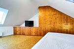 Kleiderschrank und TV im zweiten Schlafzimmer - Wohnung 070 - OG - Top-Hundeurlaub