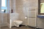 Badezimmer mit WC und Handtuchheizung - Wohnung 070 - OG - Top-Hundeurlaub