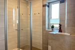 Badezimmer mit Dusche und Fenster - Wohnung 070 - OG - Top-Hundeurlaub