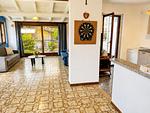 lichtdurchflutetes Wohnzimmer mit Dartscheibe zum Zeitvertreib - Moretta - Top-Hundeurlaub