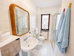 helles sauberes Badezimmer mit Bidet und Dusche - Moretta - Top-Hundeurlaub