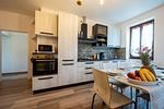 gut ausgestattete moderne Einbauküche mit offenem Essbereich - Appartment II Panorama - Top-Hundeurlaub