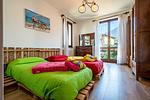 großes rustikales Schlafzimmer modern eingerichtet mit zwei Einzelbetten - Appartment II Panorama - Top-Hundeurlaub