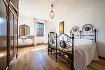 lichtdurchflutetes romantisches Schlafzimmer mit Doppelbett - Appartment II Panorama - Top-Hundeurlaub