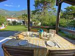 toll dekorierte Terrasse mit Sitzmöglichkeit - Bassotta - Top-Hundeurlaub