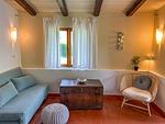 toll dekoriertes Wohnzimmer mit Sessel und Couch - Bassotta - Top-Hundeurlaub