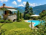 Gartenbereich mit Blick auf den Pool und Sonnenliegen - Fiori - Top-Hundeurlaub
