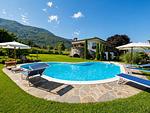 schöner Pool mit Terassenbereich und Sonnenliegen - Fiori - Top-Hundeurlaub