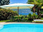 Pool mit Terasse mit Blick auf den herrlichen Comer See und die angrenzende Bergregion - Fiori - Top-Hundeurlaub