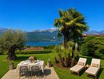 großer gepflegter Gartenbereich mit Terasse und Sitzmöglichkeit mit Blick auf den Comer See und die Bergkulisse - Fiori - Top-Hundeurlaub