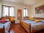 gut belichtetes Schlafzimmer mit Doppelbett und Einzelbett - Vela Panorama - Top-Hundeurlaub