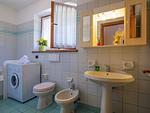 großes modernes Badezimmer mit Waschmaschine - Vela Panorama - Top-Hundeurlaub
