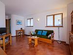 toll dekoriertes Wohnzimmer mit gemütlicher Couch und zwei Fenstern für eine gute Durchlüftung - Vela Panorama - Top-Hundeurlaub