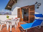 sonnige Terrasse mit Liegestühlen zum Sonnen - Vela Panorama - Top-Hundeurlaub