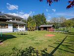 großer Garten mit Schaukel und Tischtennisplatte - Vela Panorama - Top-Hundeurlaub