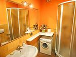 Badezimmer mit Dusche und Waschmaschine - Olive - Top-Hundeurlaub