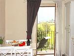 sonnenbelichteter Essbereich mit Zugang zum Balkon - Ciclamino - Top-Hundeurlaub