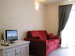 gemütliche rote Couch und Fernseher - Ciclamino - Top-Hundeurlaub