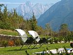 sonniger Garten mit Liegestühlen zum Sonnen - Giglio - Top-Hundeurlaub