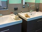 sauberes Badezimmer mit zwei Waschbecken - Simone - Top-Hundeurlaub