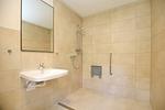 1. Badezimmer mit bodentiefe Dusche (für Rollstuhl geeignet ) - Wohnung 15 - Top-Hundeurlaub