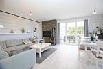 Wohnbereich mit Sitzecke und TV - Ferienwohnung Luv - Top-Hundeurlaub