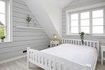 1. Schlafzimmer mit Doppelbett im Obergeschoss - Ferienwohnung Luv - Top-Hundeurlaub